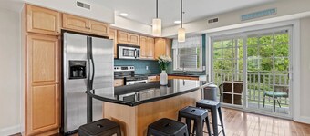 Beach luxury Condo in Old Orchard Beach, ME, Spacious 4-bdrm, 3 1/2 bath w/AC