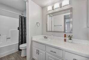 Hair dryer, towels, soap, shampoo - 1BR - Gym - Pool - Great For Mid/Long Stays (Mesa)