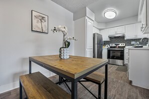 Dining - 1BR - Gym - Pool - Great For Mid/Long Stays (Mesa)