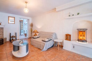 Televisión y chimenea 