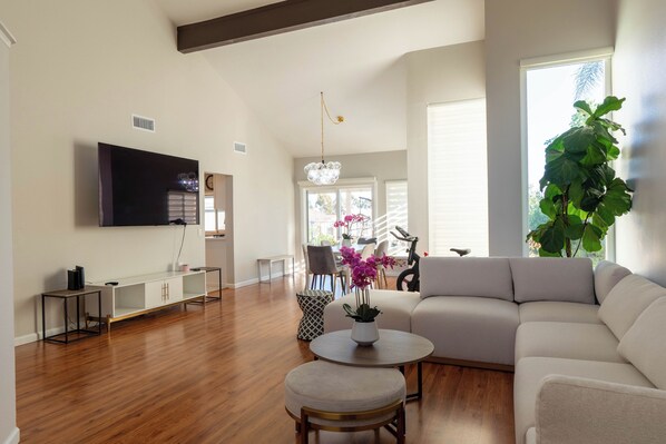 Een televisie en een open haard