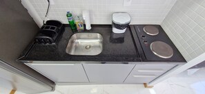 Refrigerador, microondas, cafetera y tetera y utensilios de cocina 