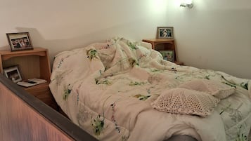 Een strijkplank/strijkijzer, beddengoed