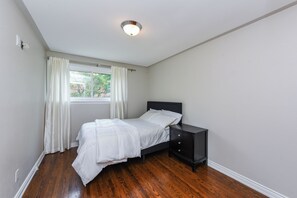 2 makuuhuonetta, silitysrauta/-lauta, ilmainen Wi-Fi, vuodevaatteet