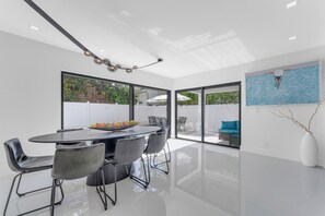 Dining - Beautiful 4-bedroom beach house with pool and AC / Downtown (Fort Lauderdale)