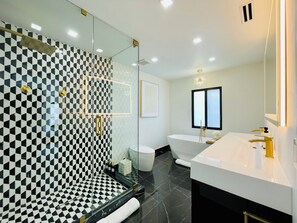 Dusche, Haartrockner, Handtücher, Seife