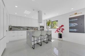 Fridge, microwave, oven, stovetop - Beautiful 4-bedroom beach house with pool and AC / Downtown (Fort Lauderdale)