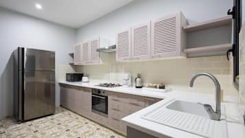 Geladeira, micro-ondas, fogĂŁo, cooktop