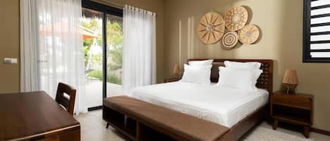 In-room safe, soundproofing, iron/ironing board, free WiFi