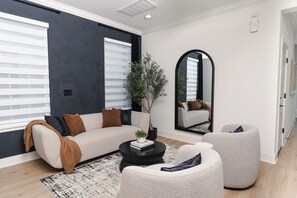 Smart TV, fireplace, books, stereo