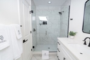 Dusche, Haartrockner, Handtücher, Seife