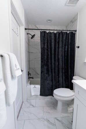 Dusche, Haartrockner, Handtücher, Seife