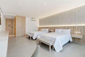 Deluxe tweepersoonskamer | Een kluis op de kamer, een bureau, een strijkplank/strijkijzer