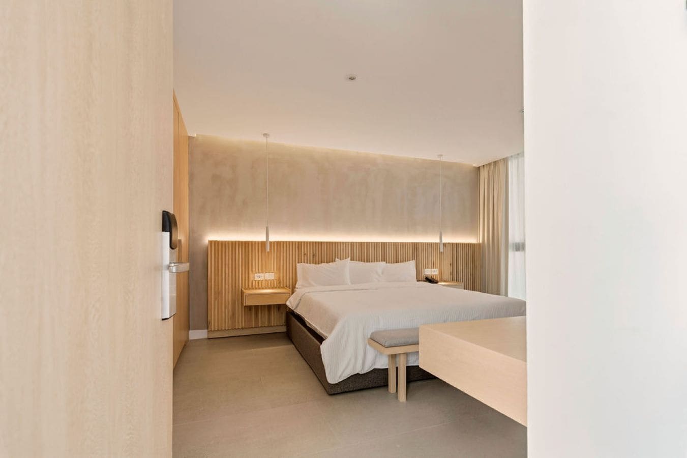 豪華客房 | 客房內保險箱、書桌、熨斗/熨衣板、免費無線上網