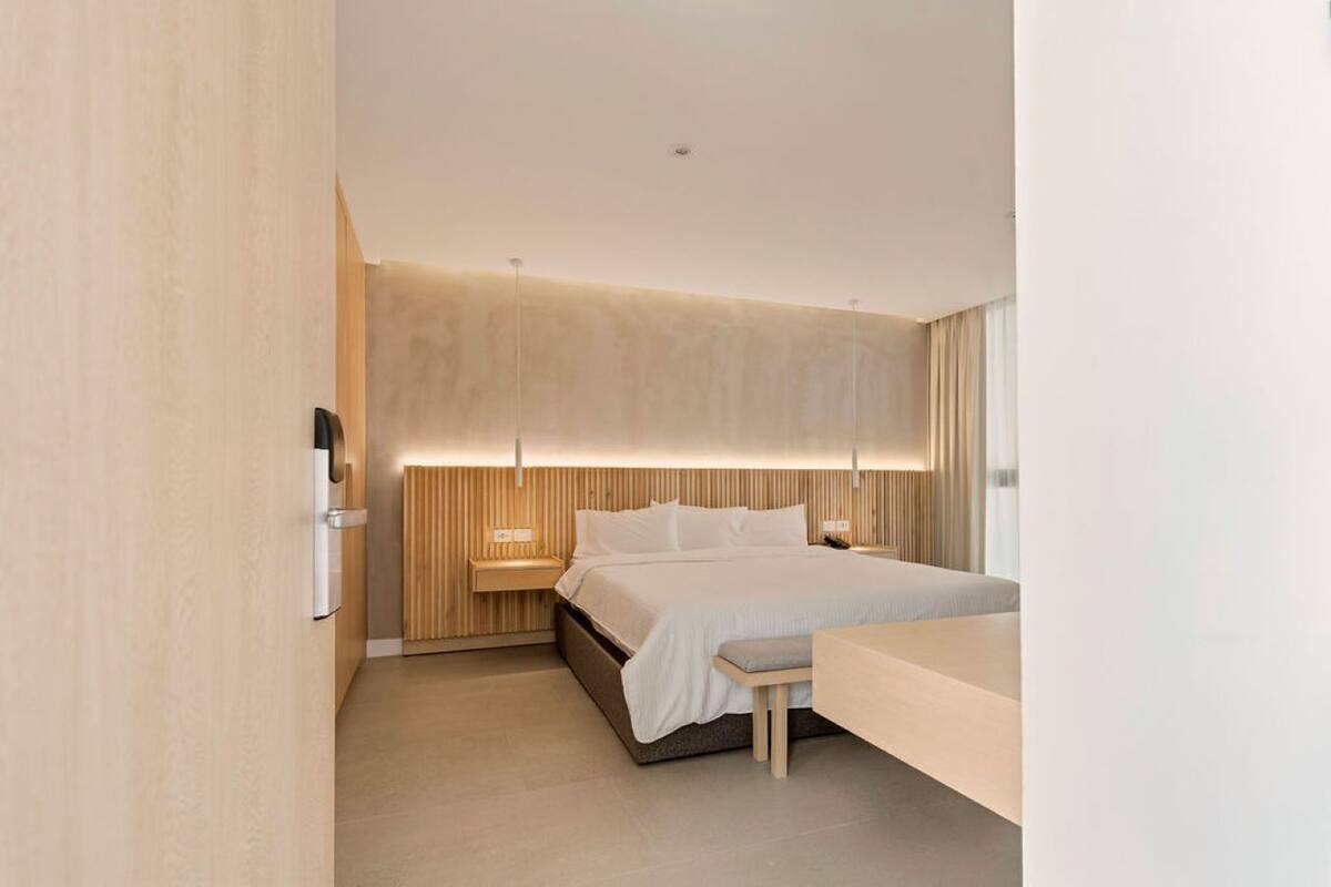 Deluxe kamer | Een kluis op de kamer, een bureau, een strijkplank/strijkijzer