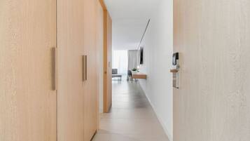 Caja de seguridad en la habitación y escritorio