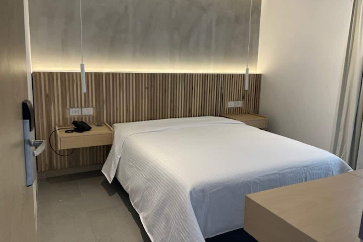 Comfort Room | In-room safe, desk, iron/ironing board, free WiFi