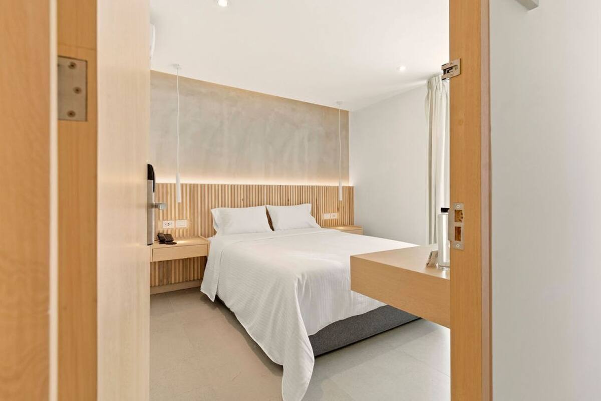 Comfort kamer | Een kluis op de kamer, een bureau, een strijkplank/strijkijzer