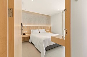 Comfort Room | In-room safe, desk, iron/ironing board, free WiFi