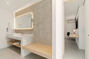 Deluxe-Zimmer | Badezimmer | Dusche, Handtücher, Seife, Shampoo