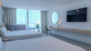 Deluxe tweepersoonskamer | Een kluis op de kamer, een bureau, geluiddichte muren