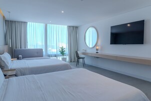 Caja de seguridad en la habitación y escritorio 