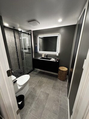 Douche, serviettes fournies, savon, papier toilette