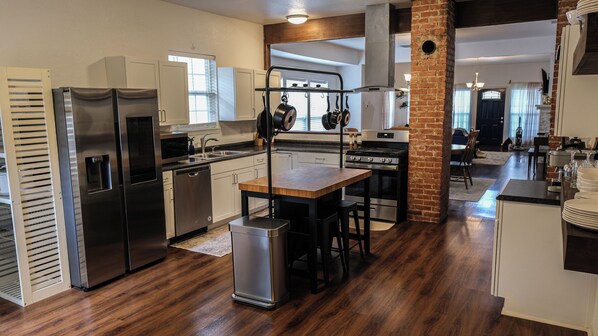 冷蔵庫、電子レンジ、オーブン、コンロ