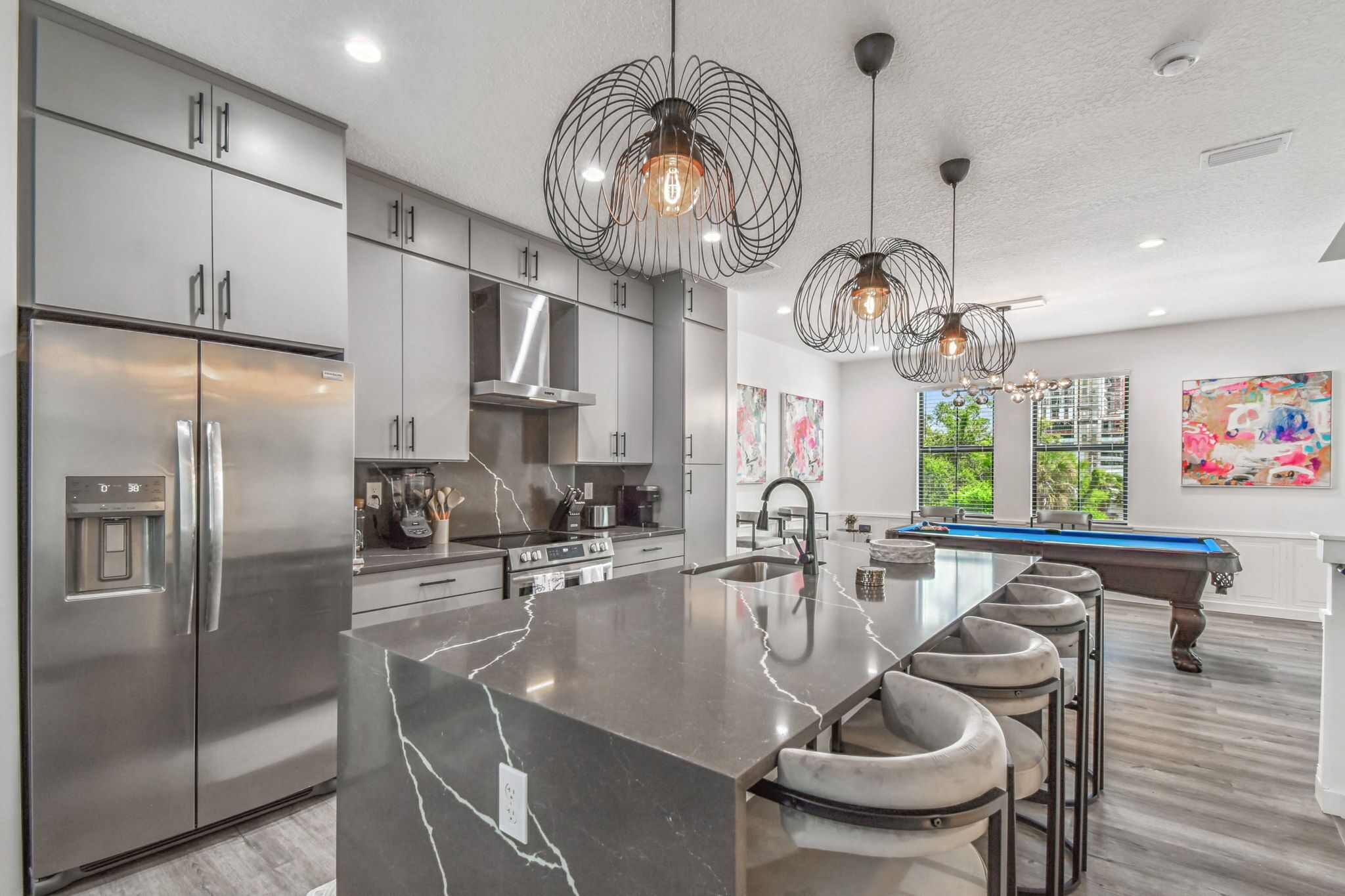 Kjøleskap, ovn, kokeplater og oppvaskmaskin