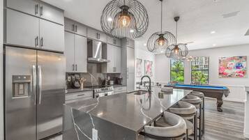 Fridge, oven, stovetop, dishwasher