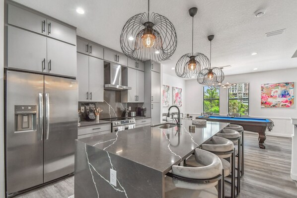 Een koelkast, een oven, een kookplaat, een vaatwasser