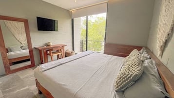 Departamento, 3 habitaciones | Caja de seguridad en la habitación y tabla de planchar con plancha