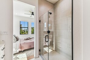 Een douche, een haardroger, handdoeken, zeep