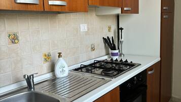 Frigorífico, horno, placa de cocina y cafetera o tetera