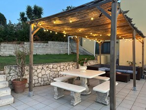 Outdoor dining - Villa surrounded by greenery nestled on the hillside (Poggio dei Pini)