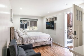 1 bedroom, iron/ironing board, WiFi, bed sheets - Charming contemporary master suite in La Crescenta-Montrose (La Crescenta-Montrose)