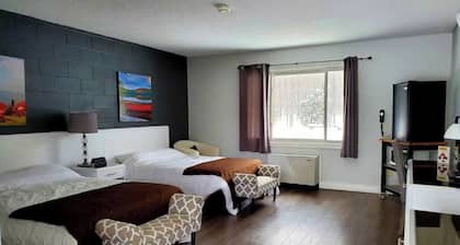 Cozy Comfort Double Room 02– Peninsula Motel, Minutes from Wiarton Waterfront