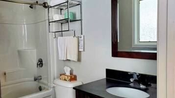 Secador de cabelo, toalhas de banho, sabonete, papel higiênico