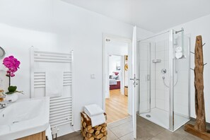 Jetted tub, hair dryer, towels