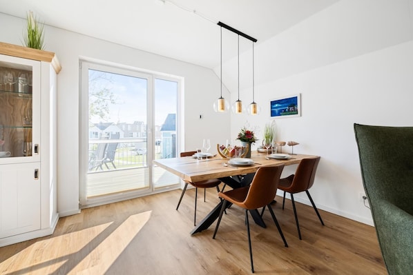 Dining - This stylish Padua vacation apartment boasts warm wood-effect floors, lots of light and lovingly furnished retreats. (Kappeln)
