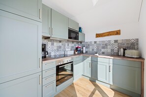 Køleskab, mikrobølgeovn, ovn, kogeplade