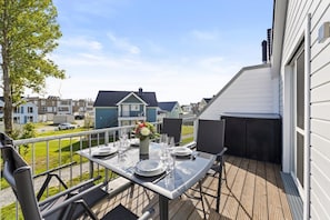 Outdoor dining - This stylish Padua vacation apartment boasts warm wood-effect floors, lots of light and lovingly furnished retreats. (Kappeln)