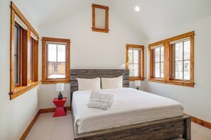 5 bedrooms, desk, iron/ironing board, free WiFi