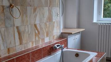 Een douche, een haardroger, handdoeken, zeep