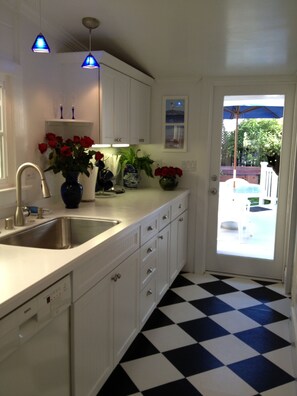 Mikroaaltouuni, uuni, liesi, astianpesukone