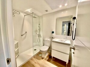 Ducha, secador de pelo y toallas