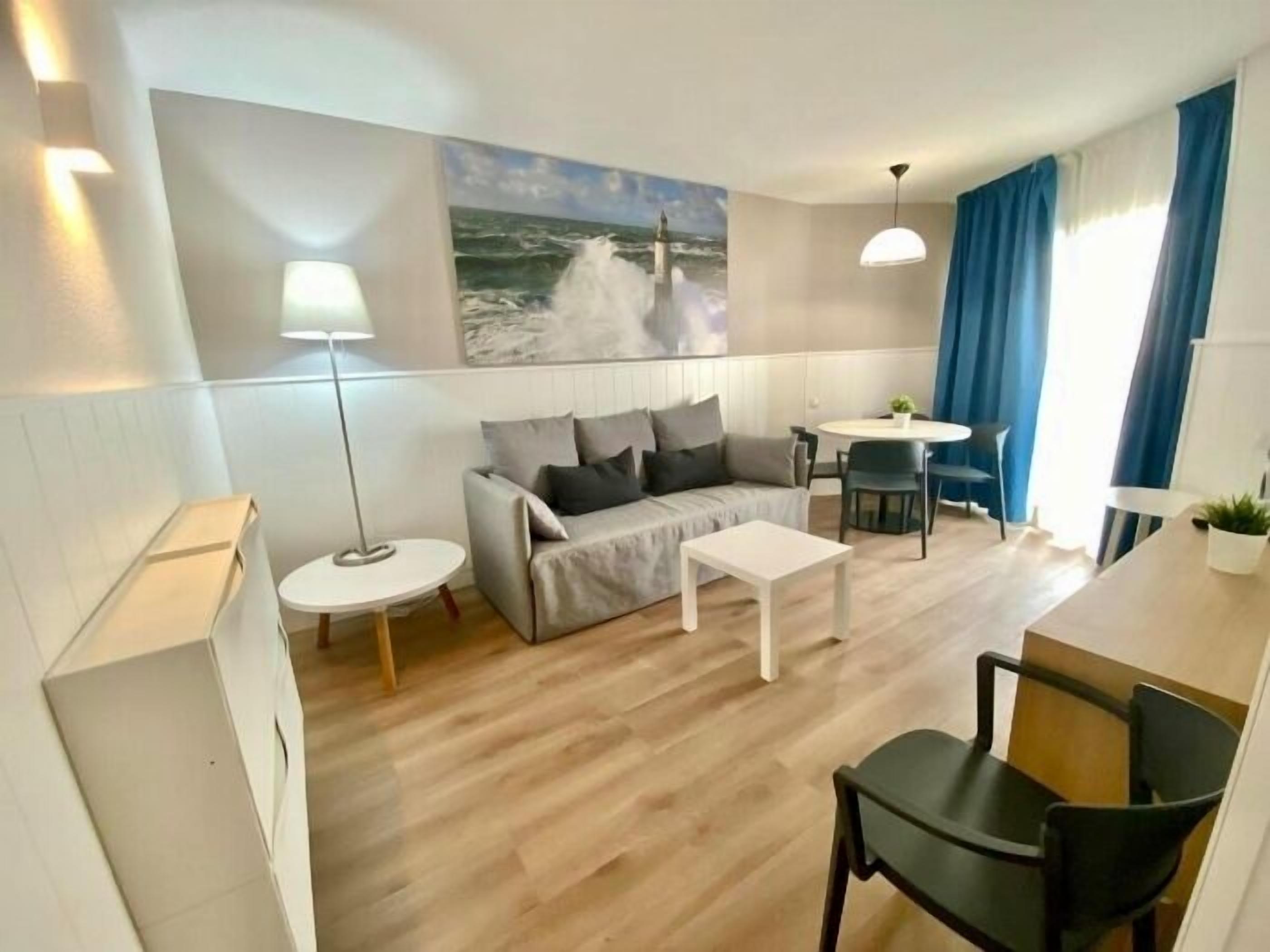 Een televisie en een stereo