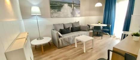 Una televisión, un reproductor estéreo