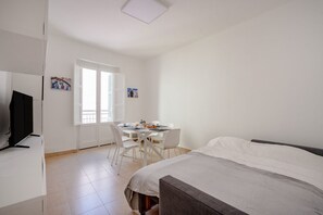 3 chambres, fer et planche à repasser