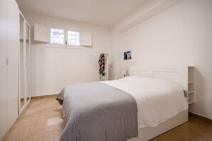 3 chambres, fer et planche à repasser